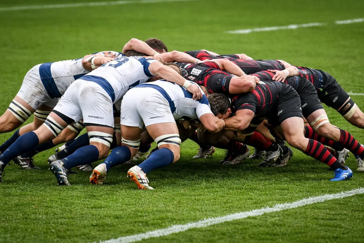 Joueurs de rugby disputant une mêlée en Top 14